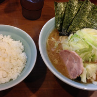 「キャベツラーメン＋無料ライス」@横浜家系ラーメン 五十三家の写真