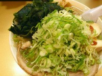 「しょう油味玉子ラーメン＋わかめ（薬味ネギ大盛）」@超ごってり麺 ごっつの写真