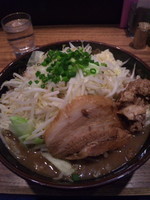 「らーめん（大盛り・ヤサイマシ・ニンニク）」@ラーメン燈郎の写真