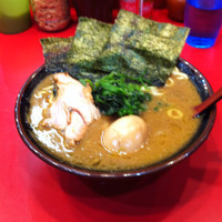 「ラーメン(630円)+味玉(70円)」@家系総本山 ラーメン吉村家の写真