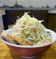 「小ラーメン ぶた 2枚 700円（ヤサイマシマシ）」@ラーメン神豚 横須賀中央店の写真