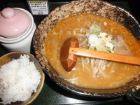 「こってり辛口ニンニクみそらーめん+小ライス　「750円+無料」@麺処 桃桃の写真