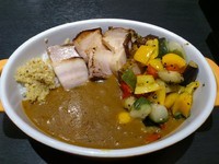 「燻製ベジタブルカレー+燻製ベーコン&チキン\1320」@燻製カレー くんかれ 日本橋人形町店の写真