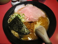 「ヨシベーラーメン醤油650円(太麺）+替え玉１５０円（細麺）」@ラーメン ヨシベー 錦糸町店の写真