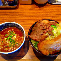 「辛つけめん＋牛ステーキ＋半熟煮玉子」@ラーメン燈郎の写真