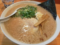 「金のらあめん：こってり背脂・にんにくあり・太麺　（大盛り）」@らあめん 怒寸屋の写真