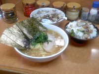 「ラーメン、ライス」@横浜ラーメン 町田家 新百合ヶ丘店の写真