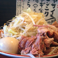 「豚そば肉入り(野菜・ニンニク・脂・辛子)＋味玉」@大盛軒の写真