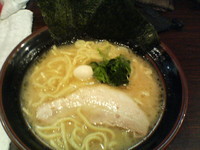 「醤油ラーメン（ＯＰＥＮ記念）＋小ライス」@横濱家系ラーメン 吟家 新小岩店の写真