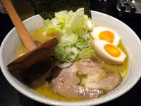 「濃厚鶏だし特製ラーメン　950円　中盛サービス」@麺や 田なべの写真