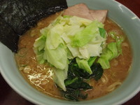 「ラーメン(650円)硬め 中盛(100円)キャベツ(80円)」@港家の写真