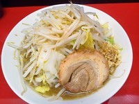 「ラーメン・並（ニンニク・ヤサイチョイマシ）￥600円」@びんびん豚の写真
