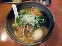 「鐙らーめん(690円)+煮たまご(100円)」@麺や 鐙 大和店の写真