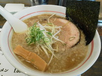 「魚介しょうゆラーメン　鰯（いわし）：背脂あり（大盛り）」@俺らラーメン ちょもらんまの写真