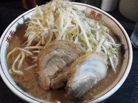 「ラーメン並（野菜2倍、アブラ）￥600+生卵￥50」@ダントツラーメン 岡山一番店の写真