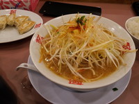 「辛ネギみそらーめん&餃子 1040円」@おおぎやラーメン 長野軽井沢店の写真