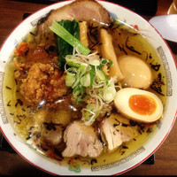 「日替り 【スモークチキンのせ淡麗塩麺】がっつり  950円」@丹行味素 北新横浜本店の写真