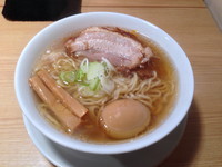 「らーめん macro 大盛+特選こだわり煮玉子」@人類みな麺類の写真