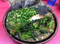 「ラーメン（中）＋れん草＋万能ねぎ＋半ライス（白）」@王道家の写真