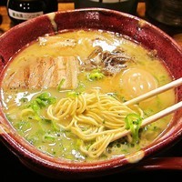 「博多白味玉豚骨　787円（開店サービス525円）」@博多とんこつラーメン三代目てらッちょ。の写真