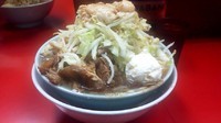 「小豚 750円　ヤサイマシマシニンニクアブラ+ブレスレット」@ラーメン二郎 中山駅前店の写真