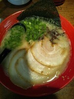 「チャーシューラーメン（博多とんこつ・味玉トッピング）」@辻商店の写真