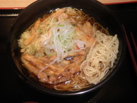 「ニンジン天そば（３６０円）中華麺変更（５０円）」@よもだそば 銀座店の写真