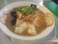 「魁龍ラーメン＋替え玉」@魁龍 魚町店の写真