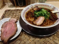 「和歌山醤油豚骨中華そば＋単ちゃーしゅー、780円＋250円」@食堂 七彩の写真