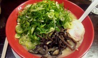 「メロディーラーメン（ネギ）」@九州とんこつラーメン メロディー 大宮店の写真