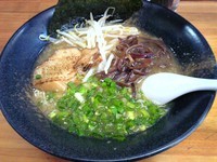 「濃厚豚骨ラーメン (硬め)+替え玉」@コハクノトキの写真