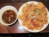 「肉盛りつけ麺並780円＋肉増し250円＋無料味玉」@魁 肉盛りつけ麺 六代目けいすけの写真