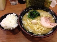 「らーめん 650円 麺カタメ 味濃い目 アブラ多め　ライス（」@代々木商店の写真