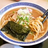 「ラーメン（中盛サービス）　680円→開店サービス500円」@大勝軒てつの写真