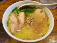 「白鶏らーめん＋ランチサービス味玉＋Ｍｙ箸持参大盛　７００円」@鶏の穴の写真