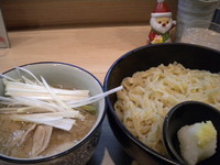 「つけ麺　こってり醤油味　おろし添え　850円　あつもり」@小麦と肉 桃の木の写真