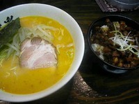 「豚骨味噌ラーメン(かため・濃いめ・少なめ)+チャーシュー丼」@ラーメン道楽 新宿店の写真