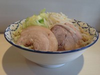 「らーめん（680円）+大盛（50円）麺・ヤサイ・アブラマシ」@らーめん 陸 尾山台店の写真