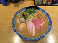 「チャーシュー濃厚魚介らーめん＋ほんのり燻製半熟煮卵（大盛り）」@麺屋 一燈の写真