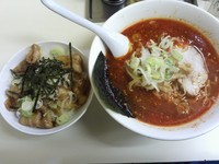 「オロチョンラーメン辛さ6倍【800円】　半豚飯【300円】」@北海道ラーメン来々軒 本店の写真