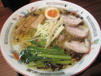 「日替わり麺「スモークチキン入り淡麗塩」」@丹行味素 北新横浜本店の写真