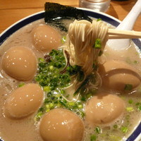 「らーめん 680円 + 12周年記念サービス（替玉＆味玉∞）」@博多長浜らーめん 田中商店の写真