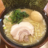 「味玉ラーメン（並）＋小ライス」@横浜家系ラーメン 誠家の写真