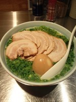 「ネギあおさ玉子入りラーメン1150円、焼豚300円、替玉百円」@らーめん まる玉 横浜青葉台店の写真