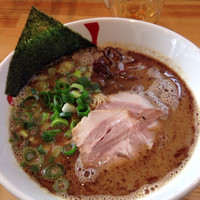 「豚骨そば 茶（サバ油） ノーマル」@麺笑 コムギの夢の写真