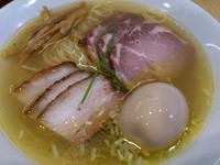 「焼豚味玉塩そば ￥1100」@Japanese Soba Noodles 蔦の写真