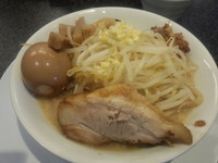 「ラーメン　ハーフ盛り+あじ玉」@麺屋 しずる 蒲郡駅前店の写真