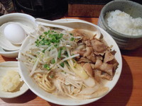 「豚たま喰らえ！徳島濃菜麺＋ニンニク」@濃菜麺 井の庄の写真