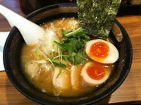 「濃厚鶏骨醤油そば ＋味玉」@濃厚鶏そば 麺屋武一 新橋本店の写真