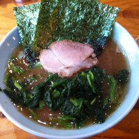 「朝ラー＋ほうれん草 （500円＋ツイ割）」@横浜ラーメン 武蔵家 大井町店の写真